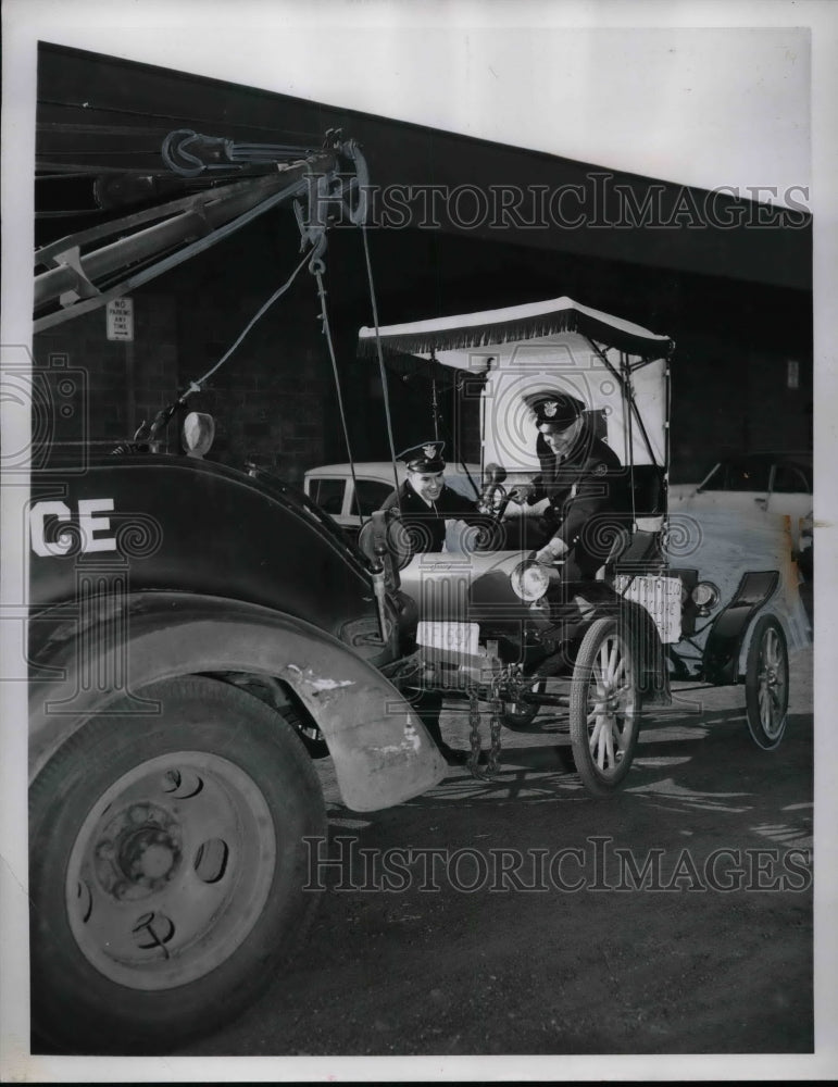 1960 Press Photo Patrolmen Robert Henigman &amp; William Vargo Look At 1900 Surrey - Historic Images