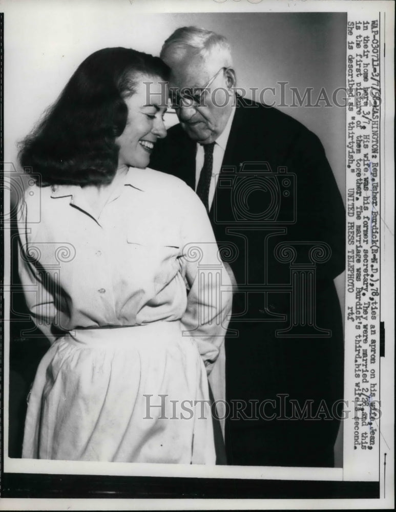 1958 Press Photo Rep.Usher Burdick of North Dakota apron his wife Jean. - Historic Images