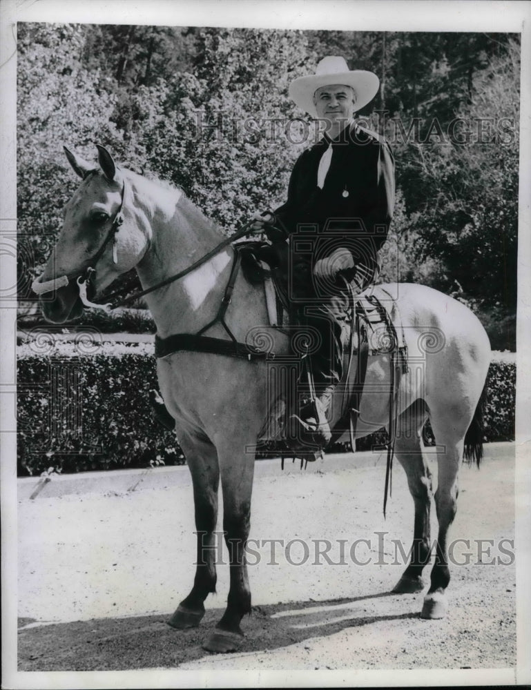 1943 Press Photo Gov. John W.Bricker of Ohio at the Ranch of Sam Keener,Salem. - Historic Images
