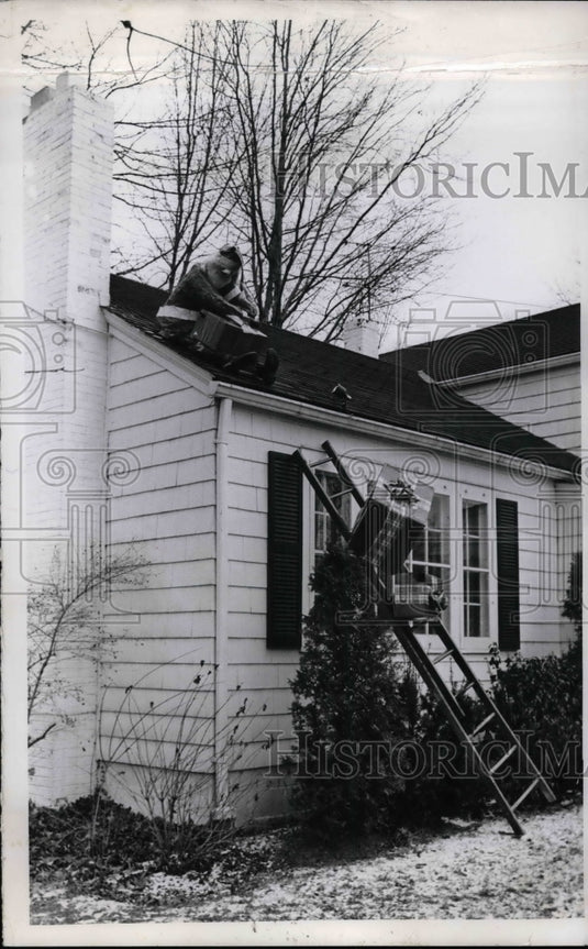 1966 Press Photo Thomas Hine Putting Up Christmas Decorations - nea31527 - Historic Images