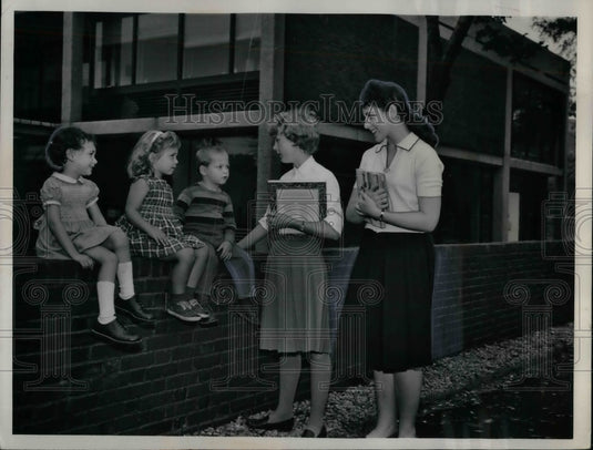 1961 Press Photo Pre-Schoolers Showing Interest in College - nea31628 - Historic Images