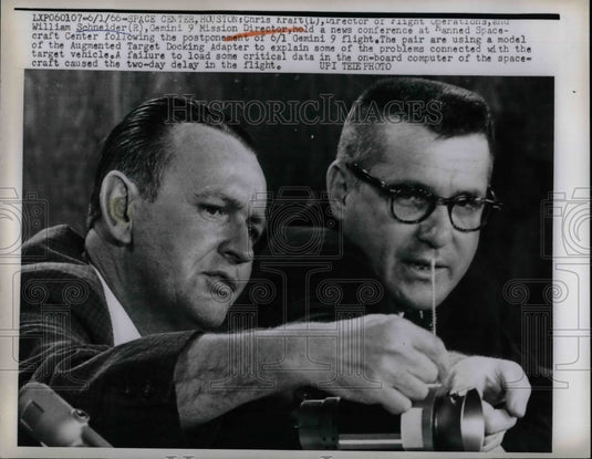 1966 Press Photo Chris Craft & William Schneider Hold Press Conference - Historic Images