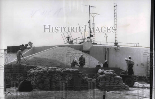 1958 Press Photo Workmen used sandbags for Firing of Vanguard Missile. - Historic Images