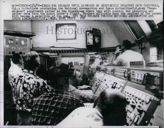 1959 Press Photo Scientists Conducting NASA-US Army "Moon Skimmer" Experiment-Historic Images