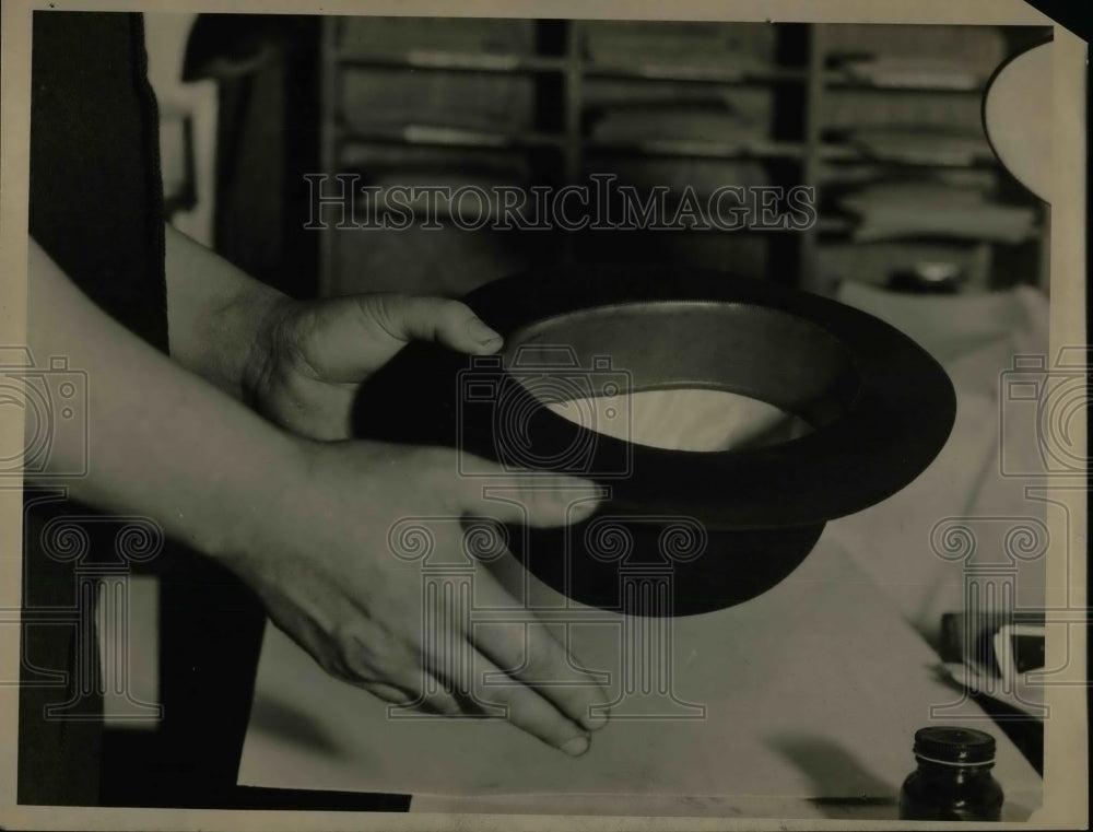 1936 Press Photo Man Holds Hat Upside Down - Historic Images