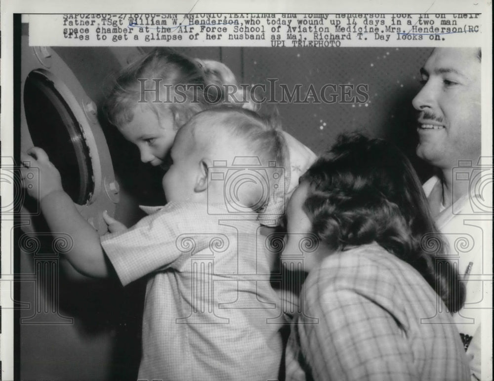 1960 Press Photo TSgt William Henderson&#39;s family at USAF aviation experiment - Historic Images