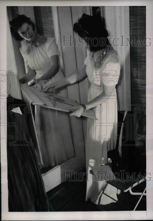 1940 Press Photo An artist & model in her evening gown - Historic Images