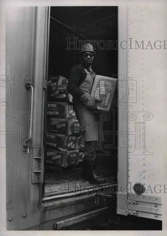 1970 Press Photo James Mullins unloading lettuce P. Volpe and sons - nea32162 - Historic Images