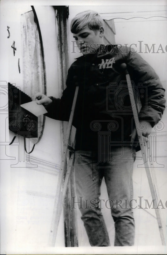 1970 Press Photo Hugh Nikins Student New Bedford Vocational High School Crutches - Historic Images