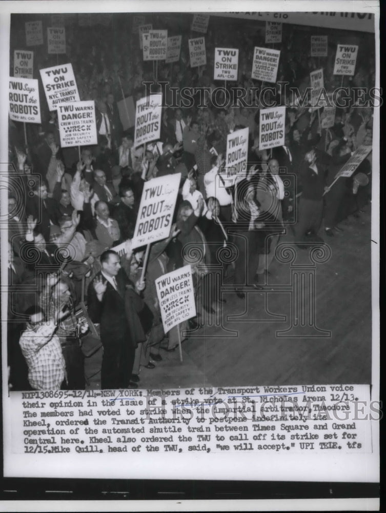 1961 Press Photo Transport Workers Union strike at St. Nicholas Arena-Historic Images