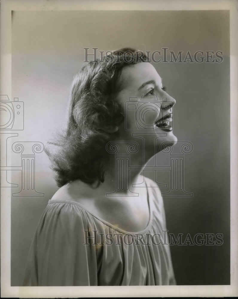 1948 Press Photo Actress Joanne McCoy orf MBS radio &quot;Behind the Front Page&quot; - Historic Images