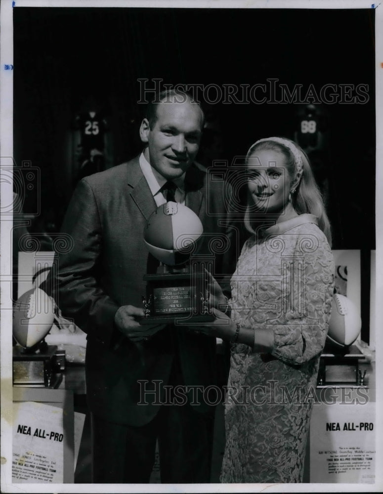 1968 Press Photo CBS star Carole Wells &amp; Maxie Baughan - Historic Images
