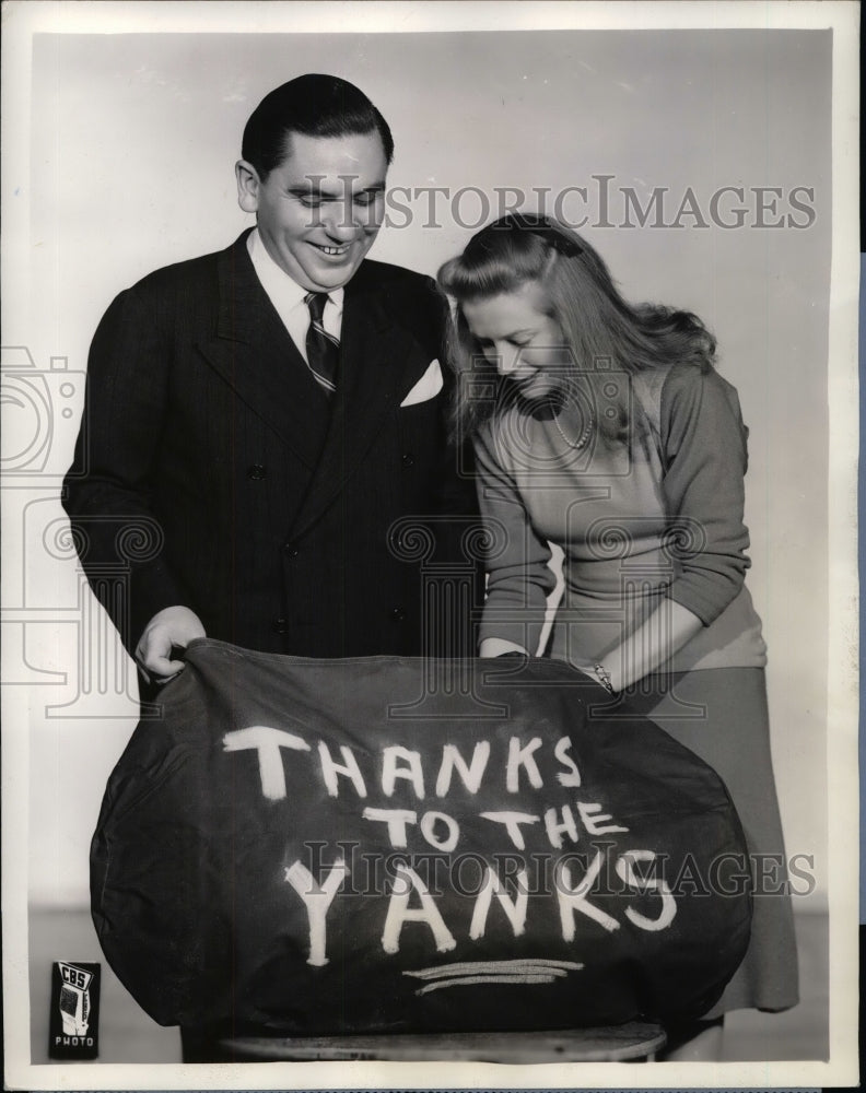 1942 Press Photo&quot;The Bob Hawk Show&quot; on CBS &amp; guest Lesley Woods - Historic Images