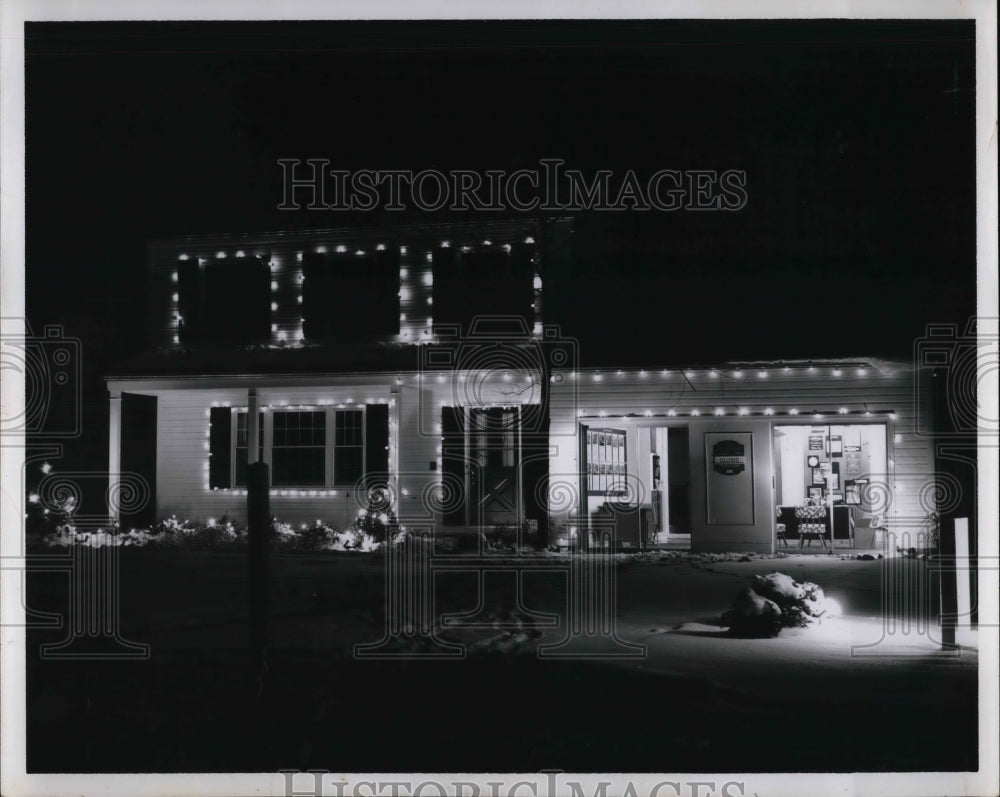 1965 Press Photo The Harvest House Decorated for Christmas - nea32398 - Historic Images