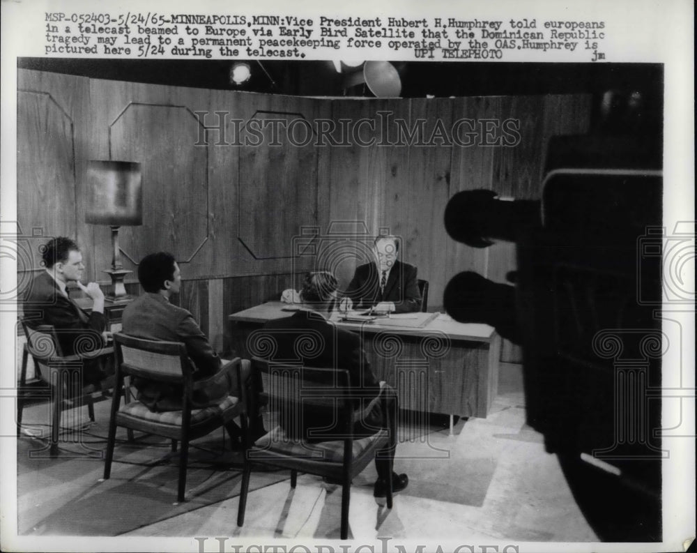 1965 Press Photo Vice President Hubert Humphrey During Announcement Via Satelite - Historic Images
