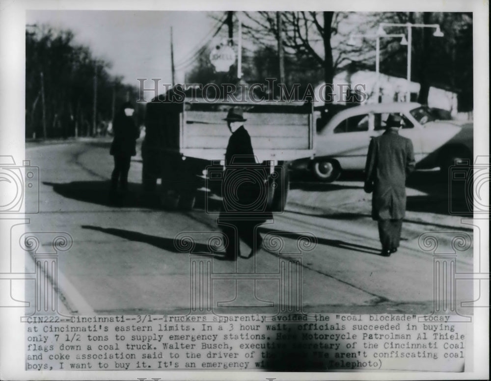 1950 Press Photo Police And Coal Company Officials Flag Down Coal Truck - Historic Images