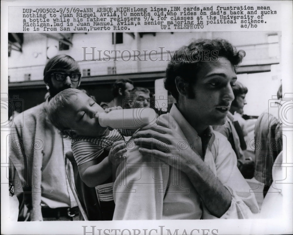 1969 Press Photo Juan Manuel Avila Registers For Classes With Son Juan Miguel - Historic Images