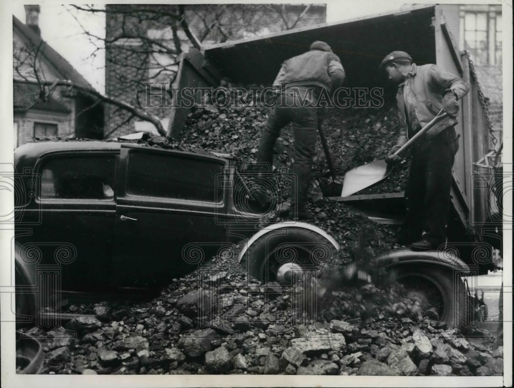 1940 Coal truck tipped over and poured coal over pasengers in car - Historic Images