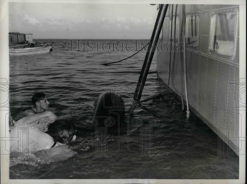 1938 Press Photo Divers Working to Get Wheel Under Plane - Historic Images