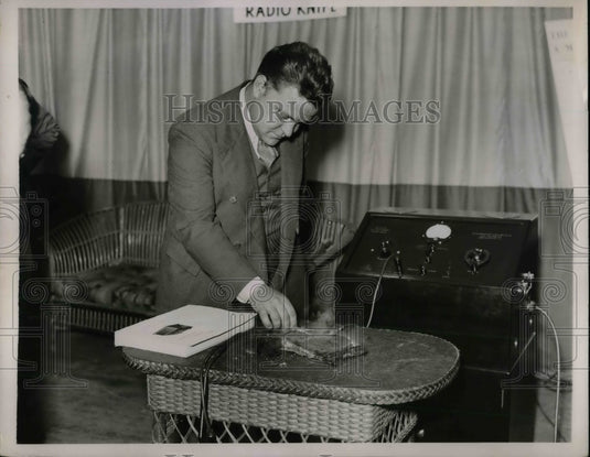 1935 Press Photo Herbert Schnurr, Radio Knife, National Electrical, Radio Expo - Historic Images