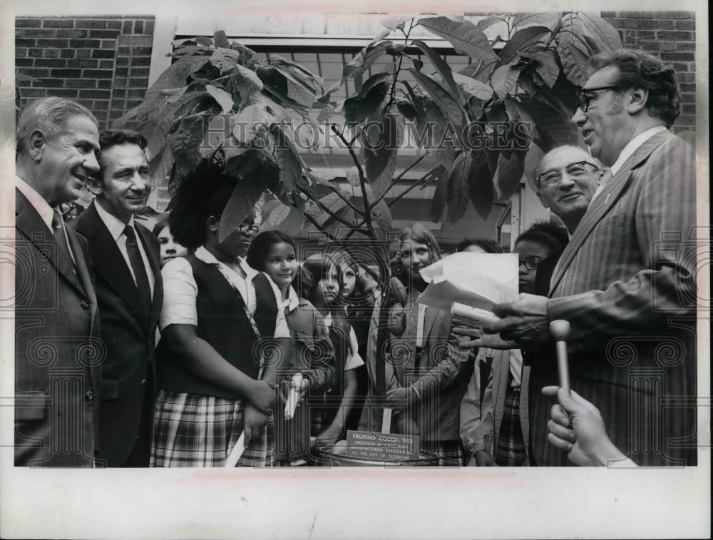 Press Photo George Wrost, Ralph Veverka Commissioners &amp; Mayor Perk with Tree-Historic Images