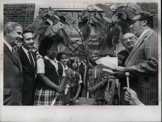 Press Photo George Wrost, Ralph Veverka Commissioners & Mayor Perk with Tree-Historic Images