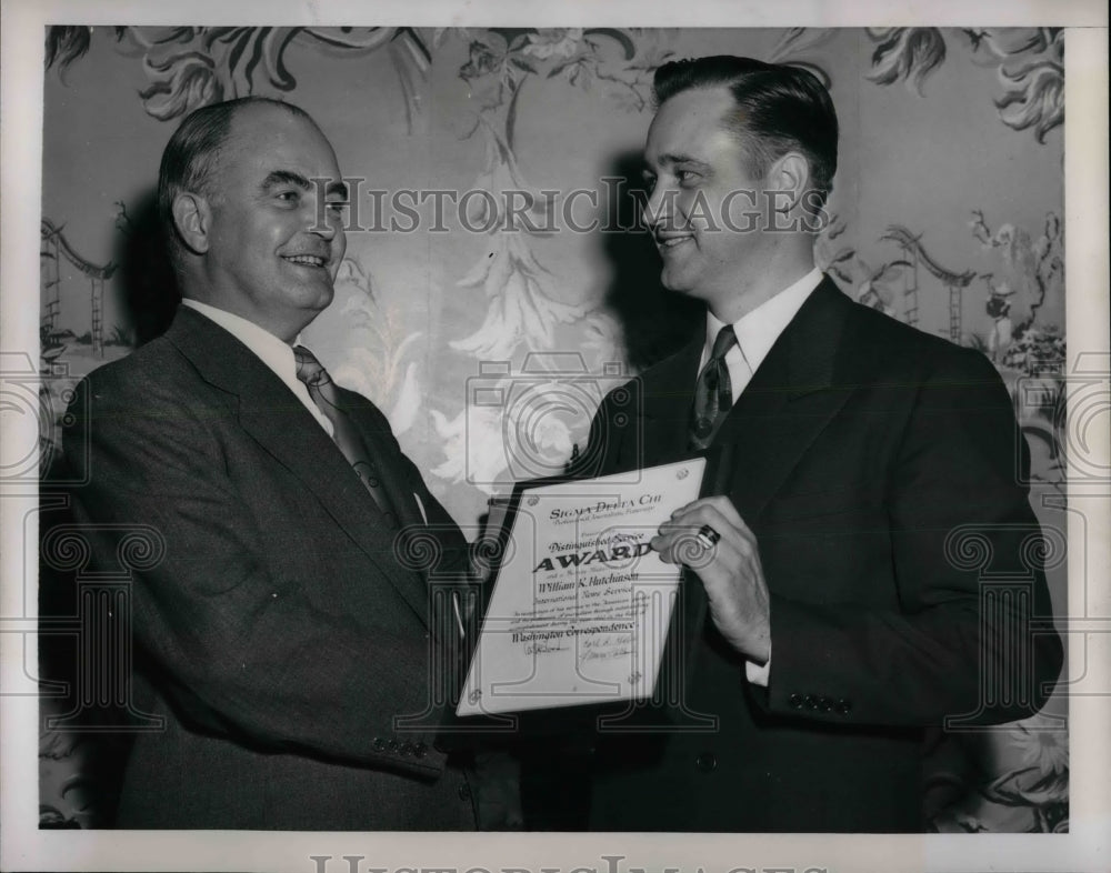 1951 Press Photo William Hutchinson Receives Sigma Delta Chi Award Correspondenc - Historic Images