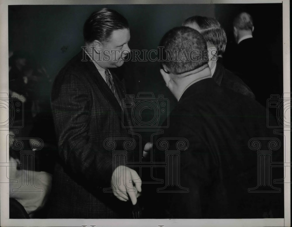 1937 Press Photo John Wuest Hunt & atty Hugh MacBeth for Mann Act violation - Historic Images