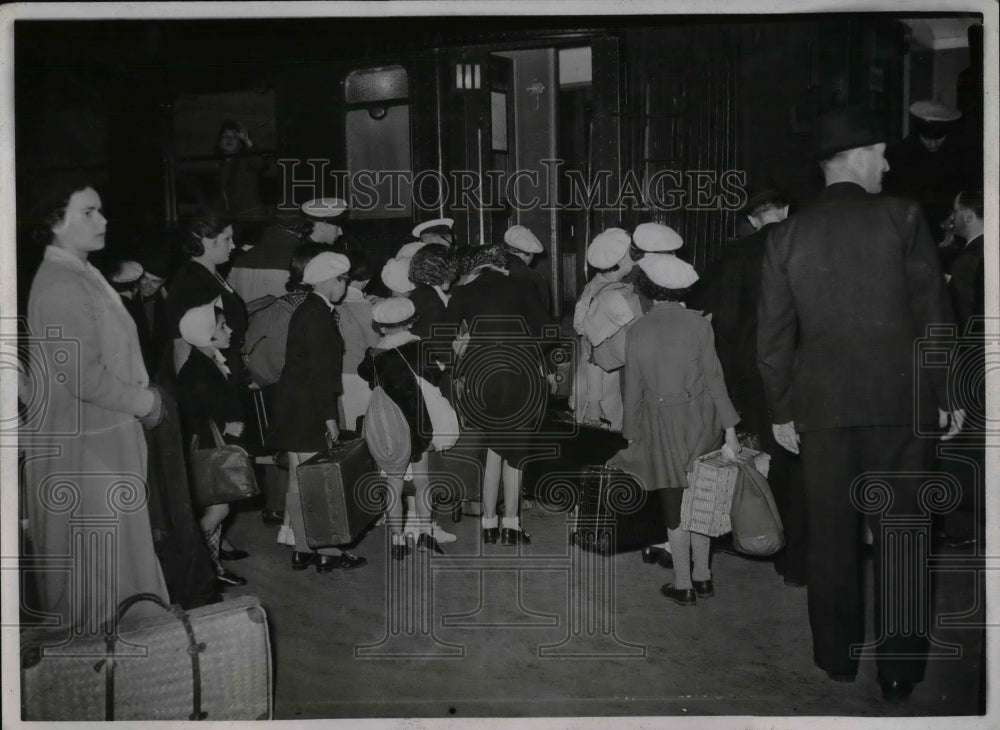 1939 Press Photo Kids waiting for train in France for summer camp - Historic Images