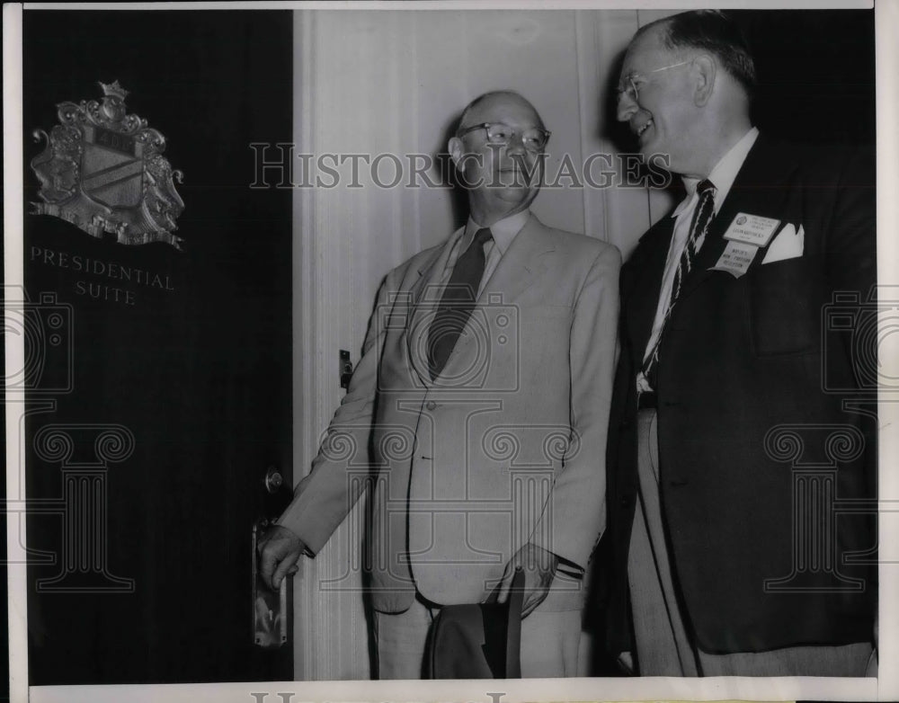 1952 Press Photo Leonard Hicks President Congress Hotel Senator Robert Taft-Historic Images