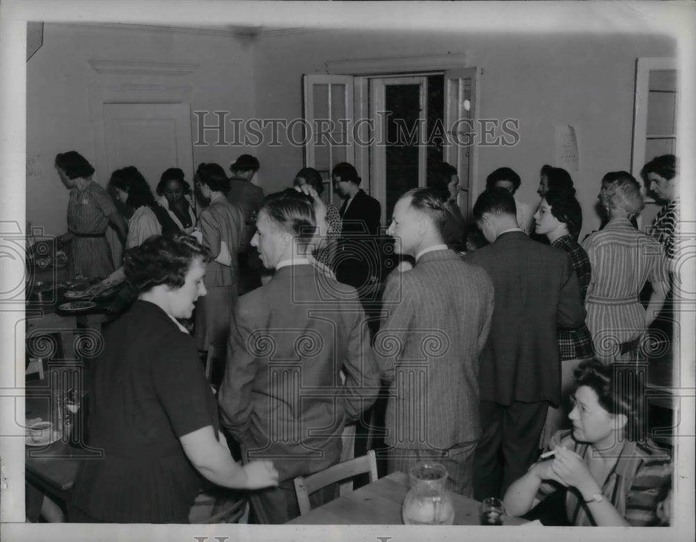 1941 Press Photo Monday rush New Canteen British Embassy - Historic Images