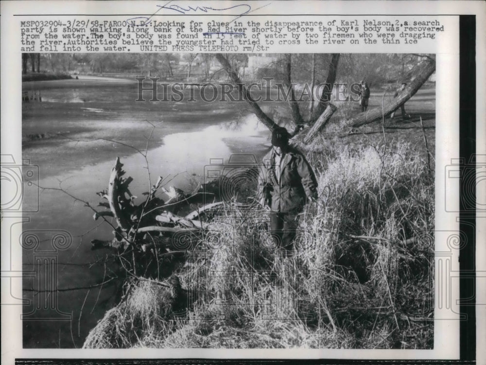 1958 Press Photo Fargo, N.Dak, searchers along Red River look for boy - Historic Images