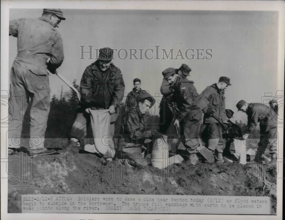 1951 Soldiers work to save dike near Benton as flood waters begin to - Historic Images