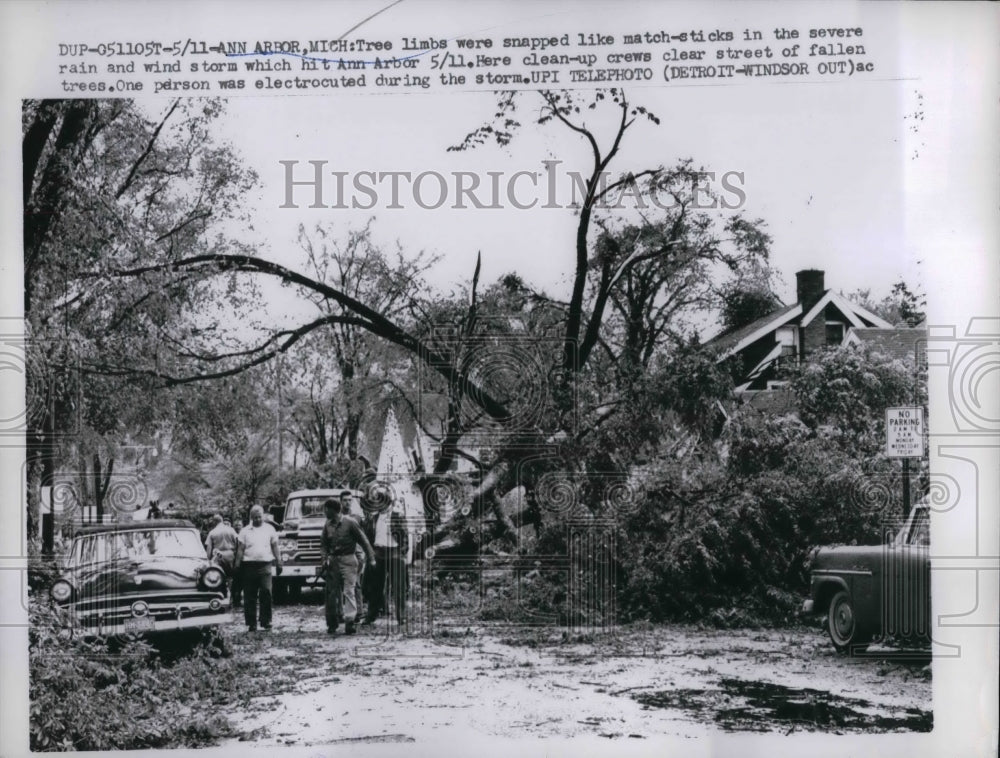 1959 Press Photo crews clean up after storm in Ann Arbor, Mich., 1 electrocuted - Historic Images