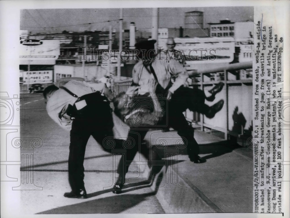 1961 Press Photo Policemen George Hake &amp; Doug Dunn Keep Mental Patient - Historic Images