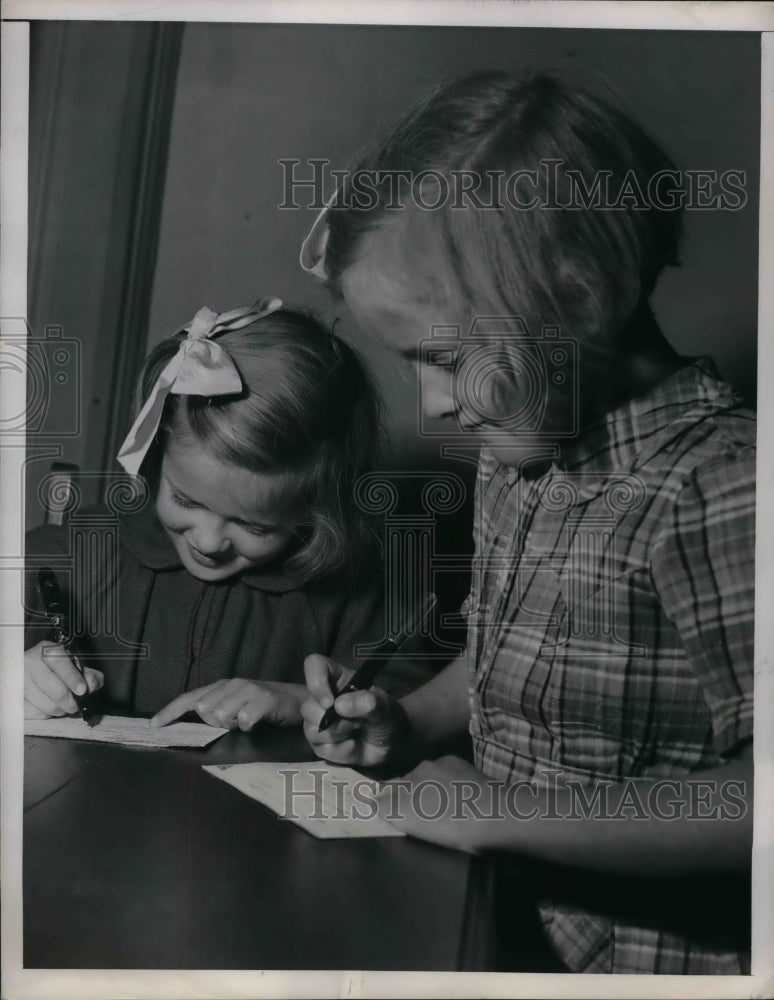 1948 Press Photo Susanne &amp; Denise Vellaine Sign For Their CARE Packages - Historic Images