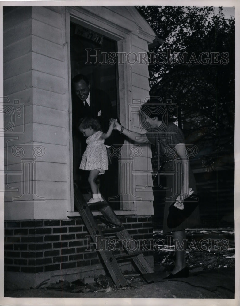 1946 Press Photo John Vyverberg & Wife Joan Enter New Home Built For Veterans - Historic Images