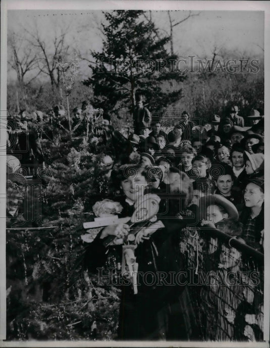 1944 Mrs. H.E. Shannon and pet Skippit Monkey  - Historic Images