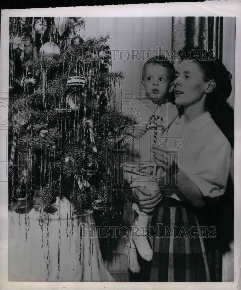 1951 Mrs Walter haring &amp; Son Tommy Age 4 =He has Leukemia - Historic Images