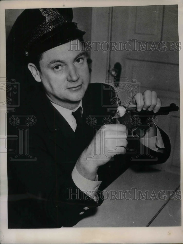 1949 Press Photo Officer Patrick Higgins Thumb Smashed - nea33021 - Historic Images