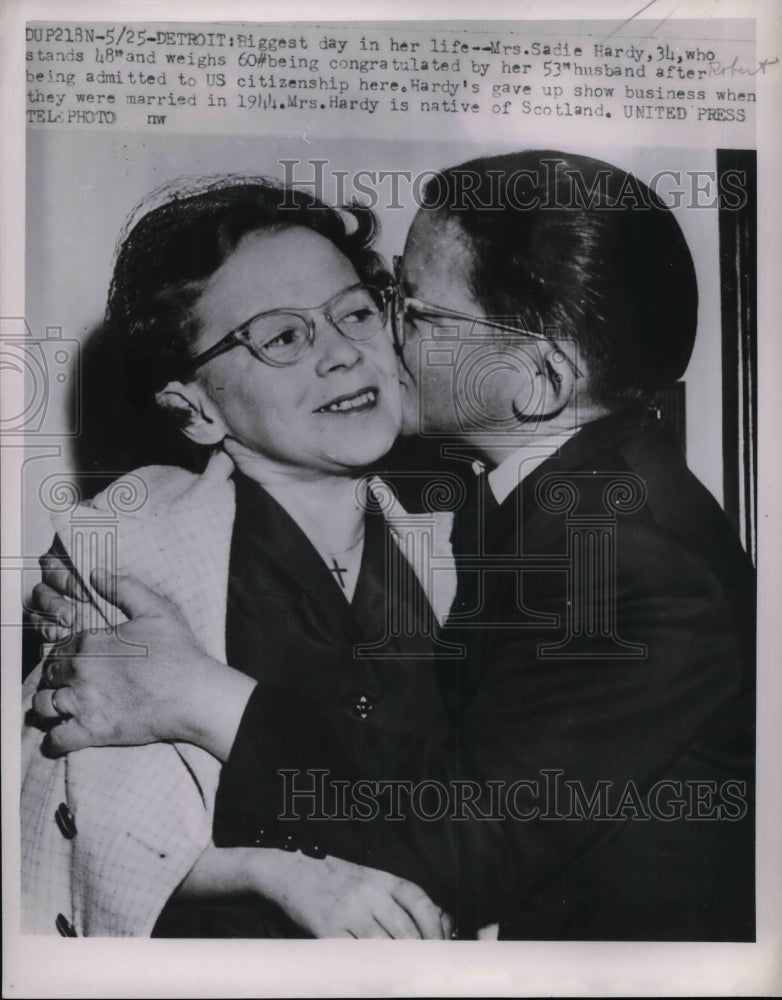 1953 Press Photo Mrs. Sadie Hardy and her husband - nea33038 - Historic Images
