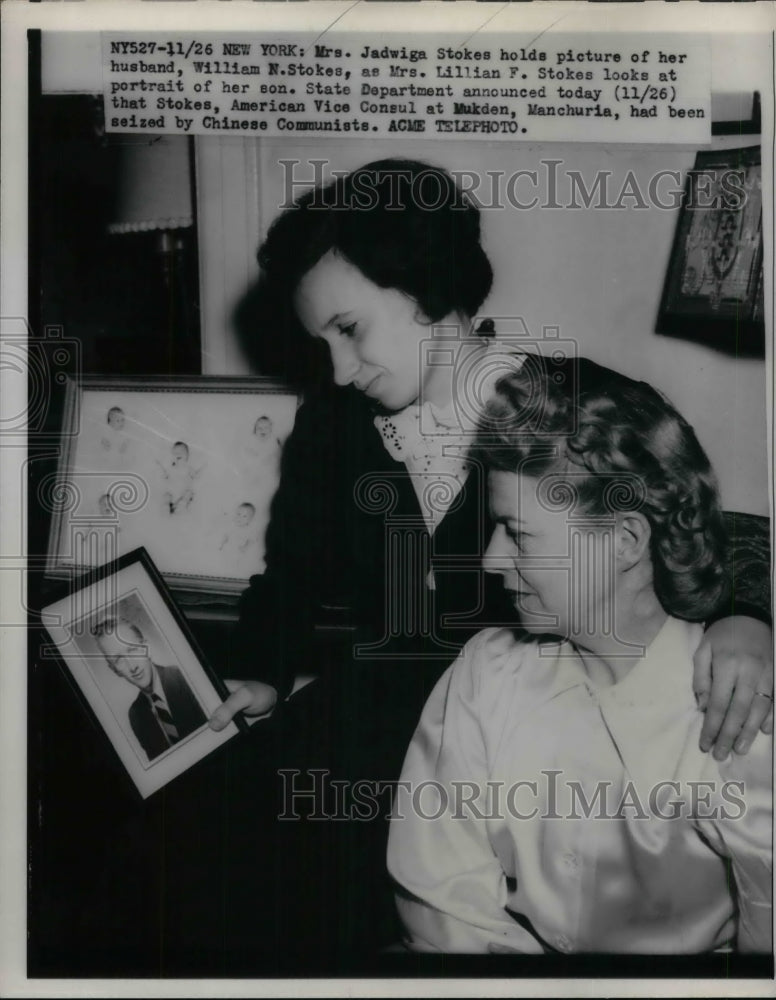 1949 Press Photo Mrs Jadwige Stokes with Picture of Husband Held by Chinese - Historic Images