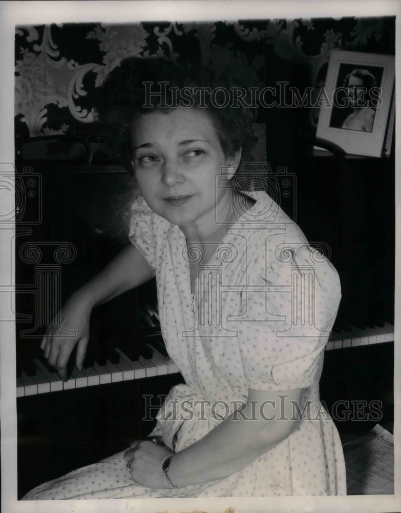 1949 Press Photo Mrs Leona Smith Chicago Waitress Inherits $250,000 - nea33135 - Historic Images