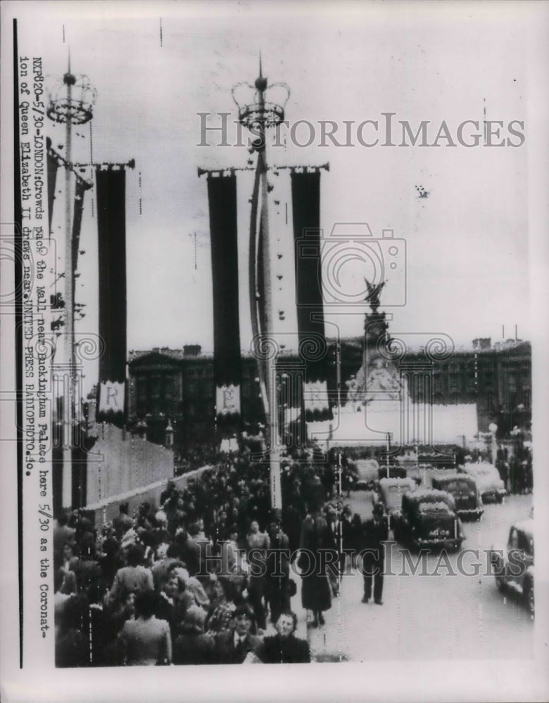 1953 Press Photo Crowd Gathers Near Buckingham Palace To Watch Coronation - Historic Images