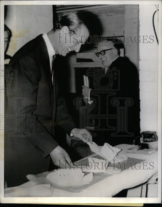 1970 Press Photo Duke of Edinburgh Tours the Experimental Laundry Plant - Historic Images