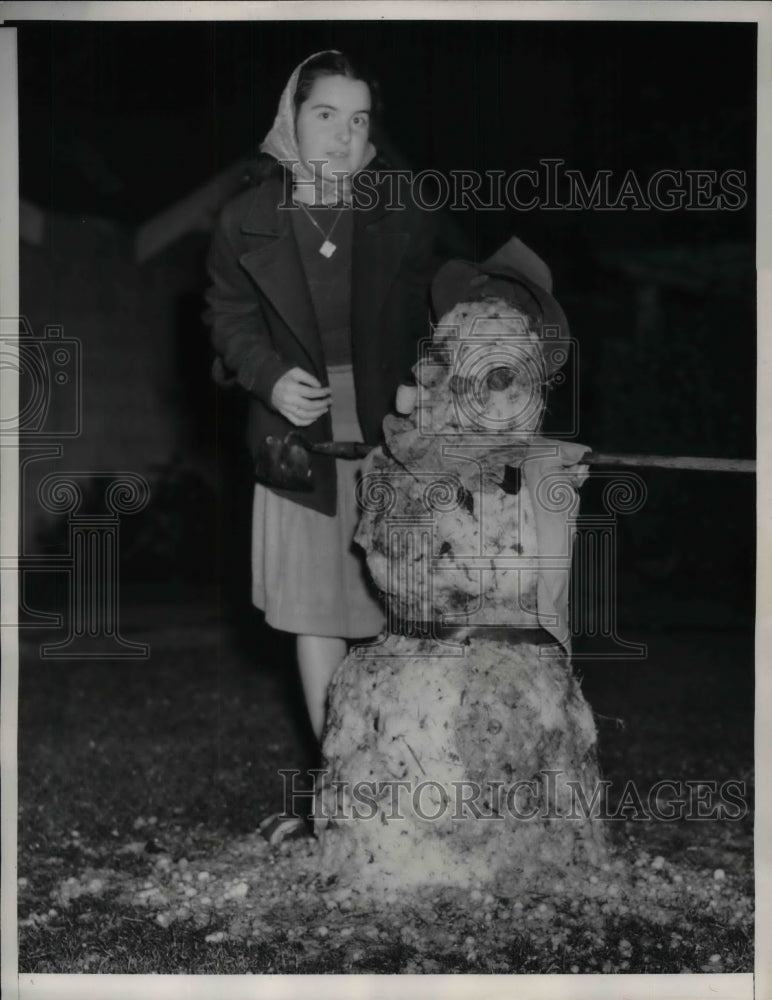 1940 Press Photo Billie Leigh Built Snowman from Hail in Hollywood - nea33242 - Historic Images