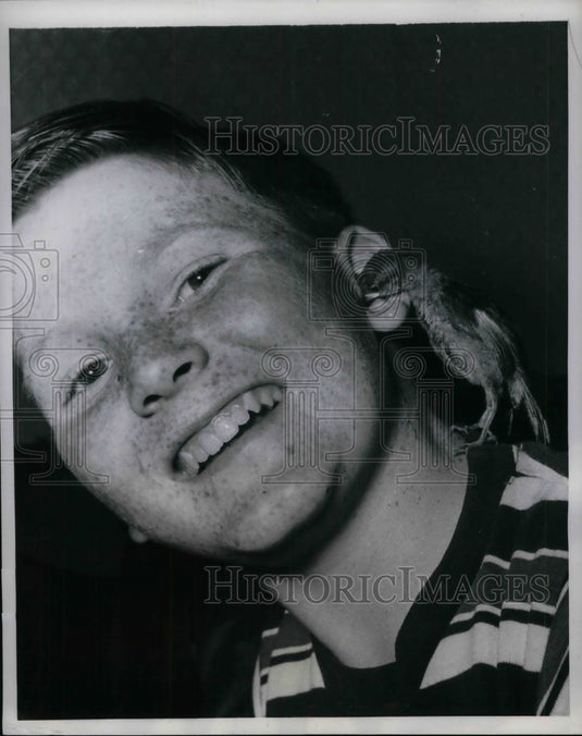 1958 Press Photo Anthony Young with sparrow named "Pepsi"-Historic Images