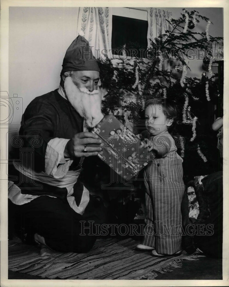 1945 Press Photo Carol Jane with Santa Claus - nea33330 - Historic Images
