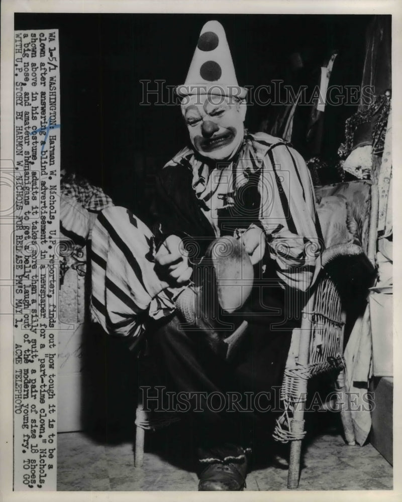 1951 Press Photo U.P. Reporter And Part Time Clown Harmon W. Nichols - Historic Images