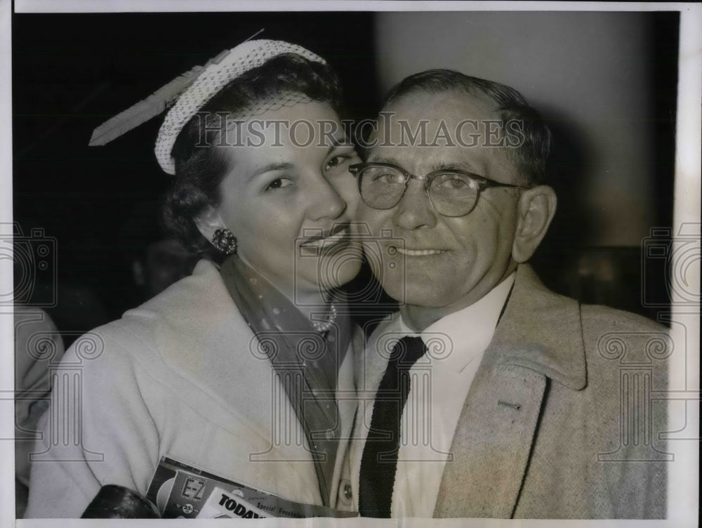 1956 Roy Eaton, freed from prison, reunited with daughter Emma Kerr - Historic Images